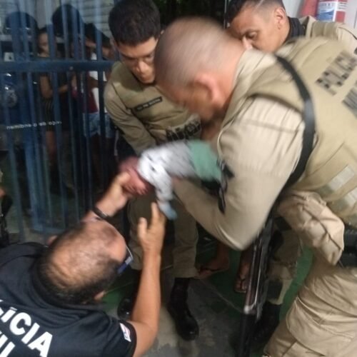 Cama Ari Policiais Salvam Rec M Nascido Engasgado Durante A