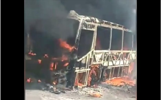  Ônibus da Cooastac pega fogo em Camaçari