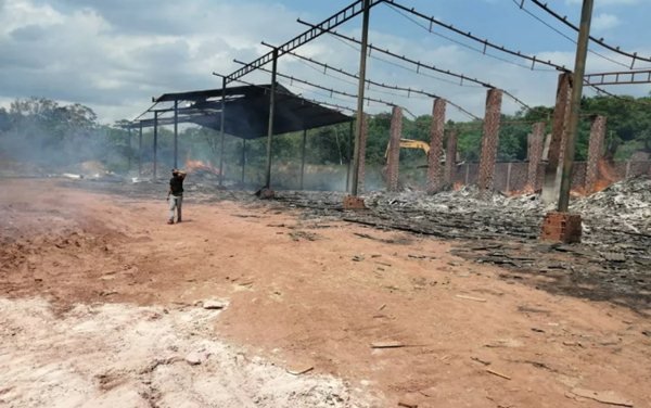  Incêndio atinge e destrói depósito de madeiras de fábrica de cerâmica em Camaçari