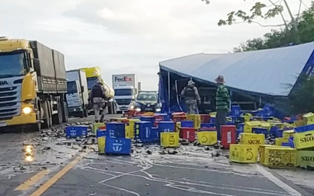  Batida frontal entre carreta e caminhão-baú deixa mortos e feridos em rodovia da Bahia