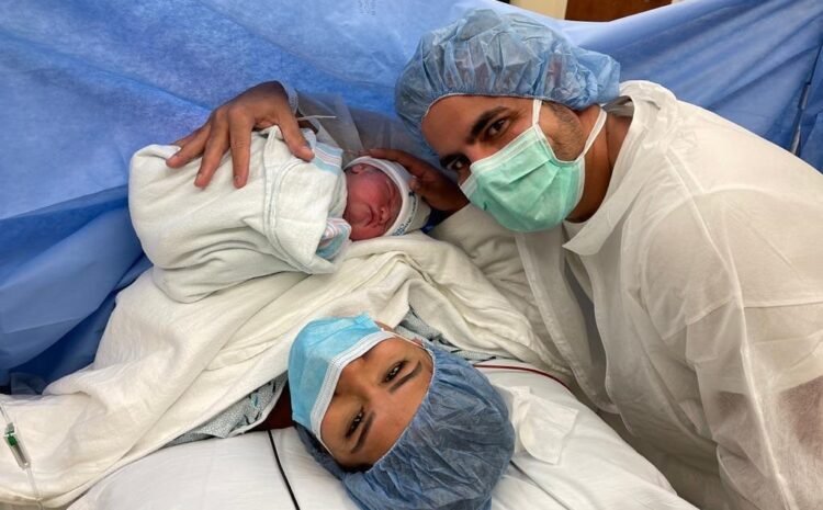  Simone Mendes e Kaká Diniz dão boas-vindas à filha e mostram rostinho pela primeira vez