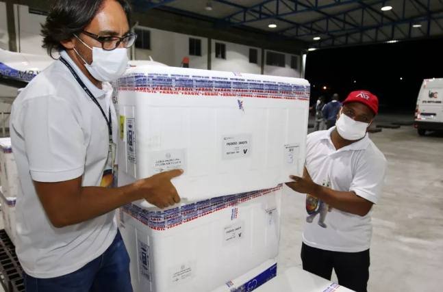  Covid-19: Avião com mais de 178 mil doses da CoronaVac chega na Bahia
