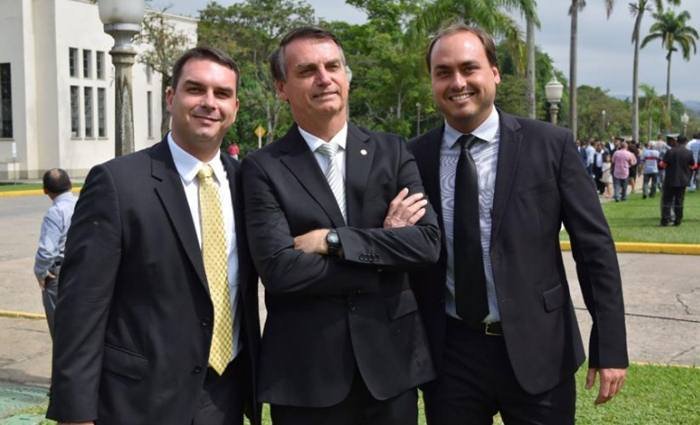  Quebra de sigilos do caso Flávio revela indícios de ‘rachadinha’ em gabinetes de Jair e Carlos Bolsonaro