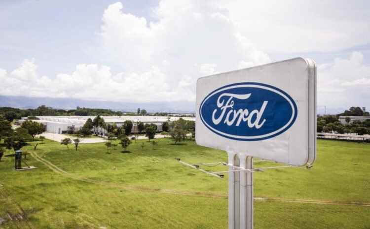  Ford fecha acordo para demitir trabalhadores da fábrica de Taubaté