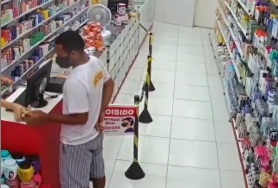  Suspeito de assaltar farmácia é preso em Camaçari