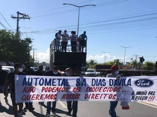  Metalúrgicos protestam em Camaçari e pedem acordo após demissão de empresa que prestava serviço à Ford