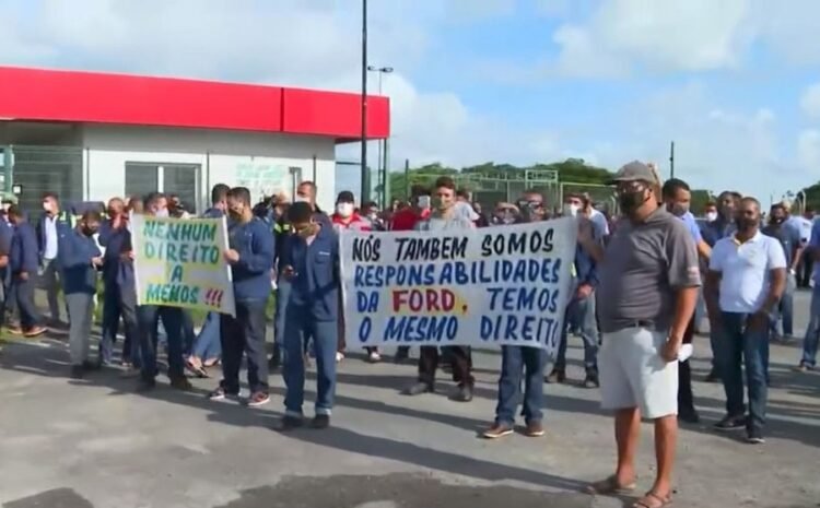  Prestadores de serviço da Ford protestam por indenizações após fábrica fechar
