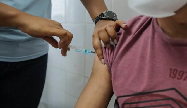  Covid-19: 1ª dose da vacina segue apenas para trabalhadores da saúde agendados, gestantes e puérperas em Camaçari