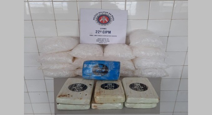  Polícia encontra 7 kg de pasta base de cocaína enterrados no fundo de um bar em Simões Filho