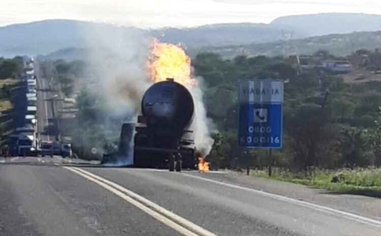  Caminhão que transportava álcool pega fogo na BR-116