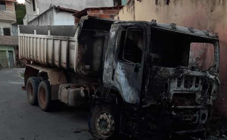  Caminhão e van são incendiados em Camaçari