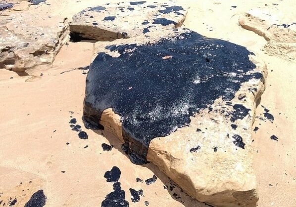  Camaçari: Manchas de óleo voltam a aparecer na Praia de Itacimirim