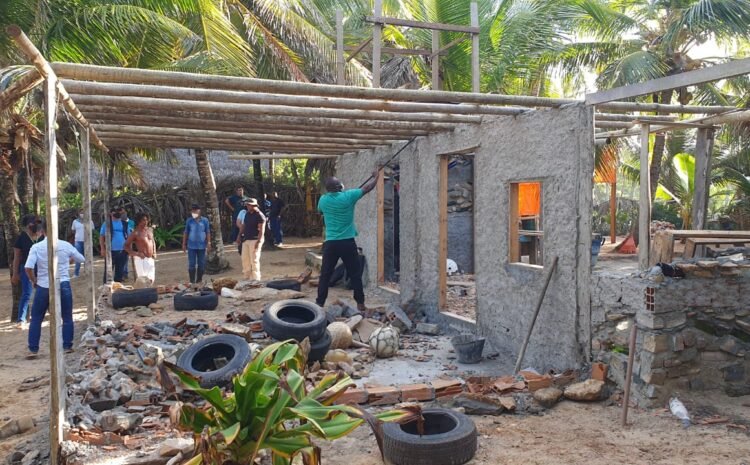  Sedur realiza demolição de construção irregular na Aldeia Hippie em Arembepe