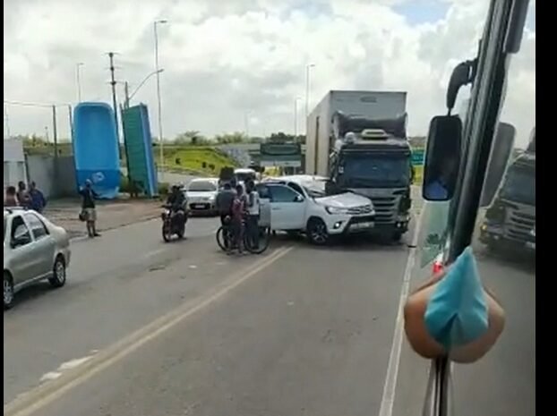  Carreta e caminhonete colidem próximo ao viaduto da Cascalheira em Camaçari