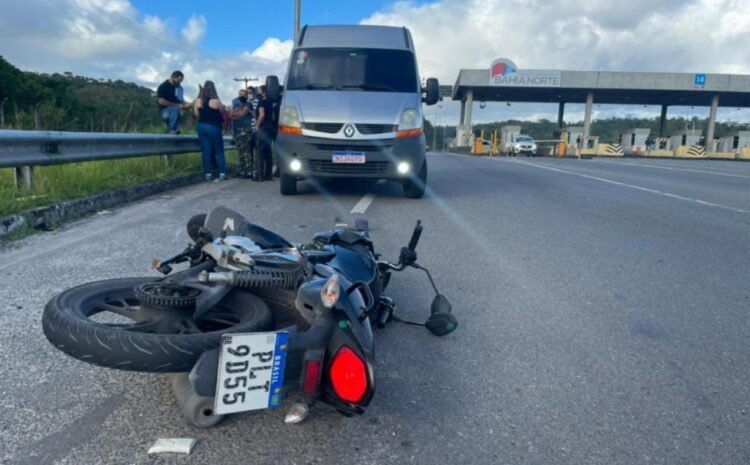  Motociclista é arremessado após atingir Van em praça de pedágio em Camaçari