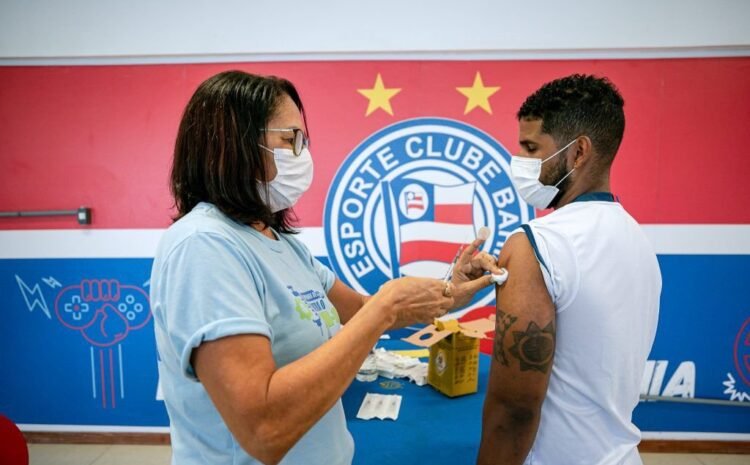  Em parceria com prefeitura de Camaçari, atletas do Bahia tomam vacina contra a Covid-19