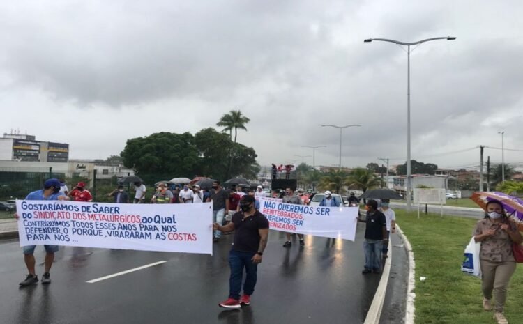  Metalúrgicos demitidos de empresas após fechamento da Ford protestam em frente à Justiça do Trabalho em Camaçari