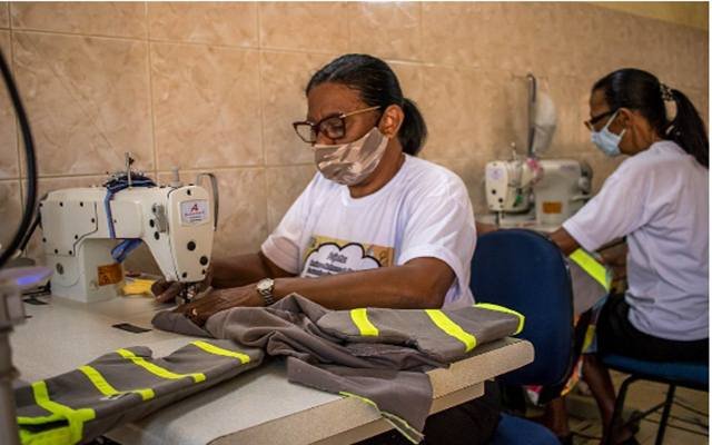  Para manter creche, costureiras em Camaçari transformam fardas usadas em produtos