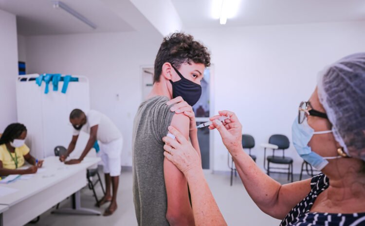  Vacinação contra Covid retorna para população de 12 anos acima nesta quarta (29), em Camaçari