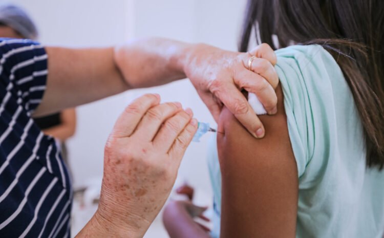  Vacinação contra Covid-19 continua em Camaçari para adultos, adolescentes e crianças; veja os pontos