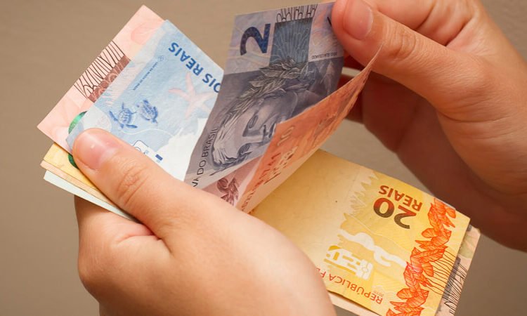 Salário mínimo em 2022 pode subir para R$ 1.210 com alta da inflação