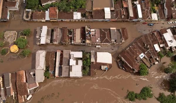  Sobe para 27 o número de mortes pelas chuvas na Bahia