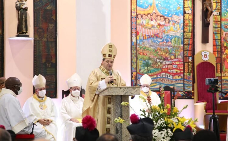  Dom Dirceu de Oliveira Medeiros toma posse como bispo de Camaçari na Catedral São Thomaz de Cantuária