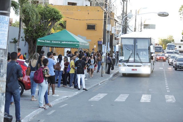  Após deixar estudantes sem transporte universitário, prefeitura informa data de retorno