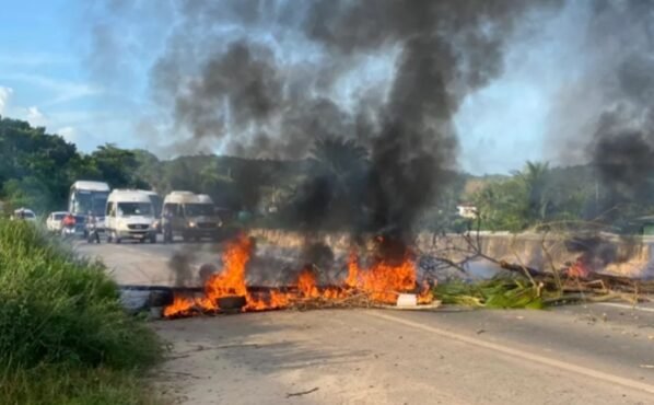  Moradores protestam contra falta de transporte público e bloqueiam trecho de rodovia em Simões Filho