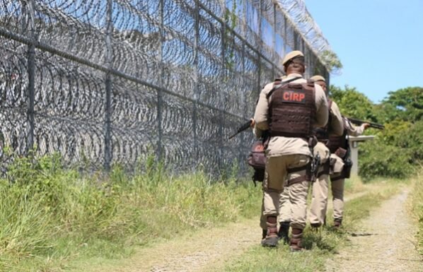  Ação integrada localiza 23 armas e 15 celulares em presídio de Simões Filho