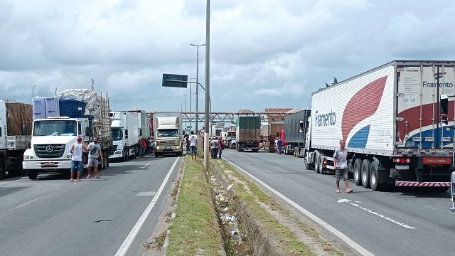  Caminhoneiros bloqueiam BR-116 contra o aumento do diesel