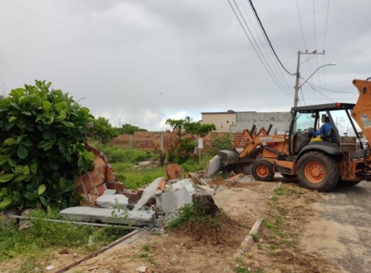  Arembepe: Construções em Área de Proteção Permanente são removidas pela Sedur