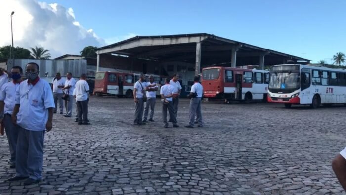  Sem combustível, ônibus de transporte metropolitano amanhecem sem operar