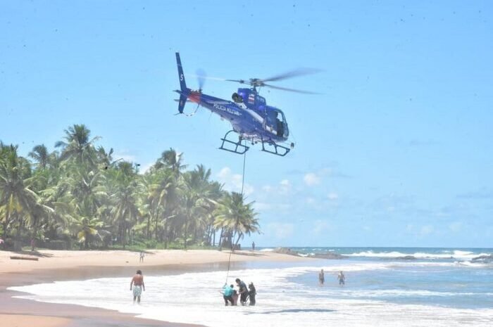  Helicóptero da PM resgata quatro vítimas de afogamento em praia de Camaçari