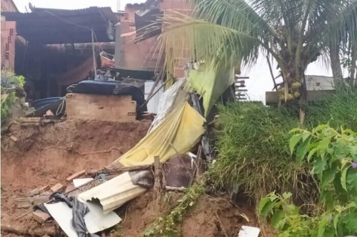  Após chuvas, parte de casa desaba em Camaçari
