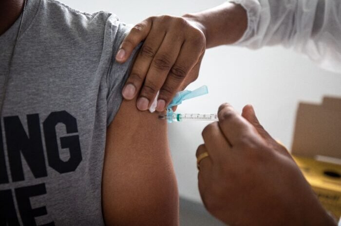  Vacinação contra Covid continua nesta terça-feira (15) em Camaçari