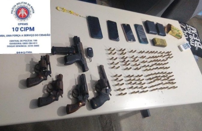  PM apreende cinco armas e carro roubado em Candeias