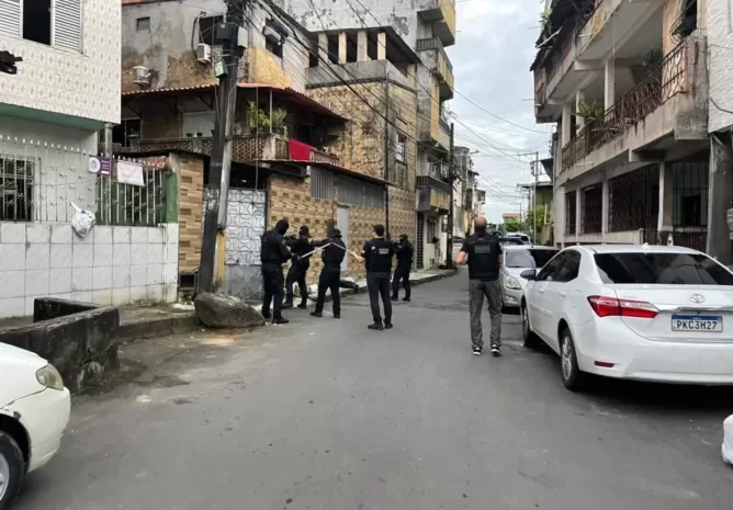  Policiais militares são presos durante operação contra sequestros, em Camaçari e Salvador 