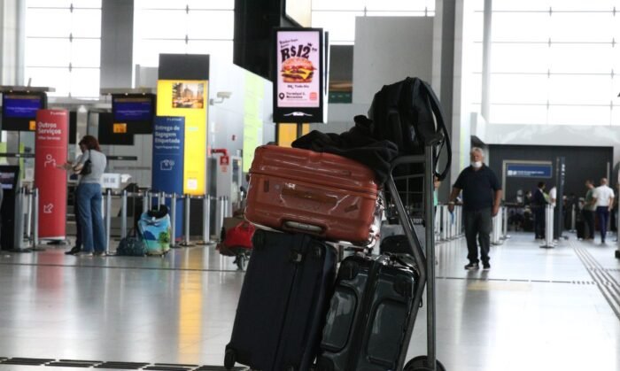  Bolsonaro veta retorno do despacho gratuito de bagagem em avião