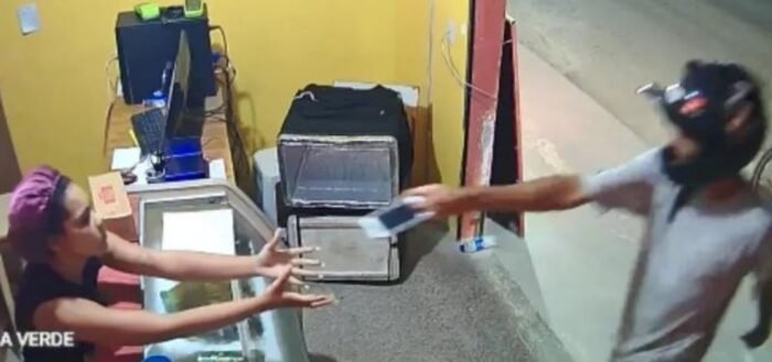  Homem assalta pizzaria em Camaçari e devolve celular de atendente após apelo