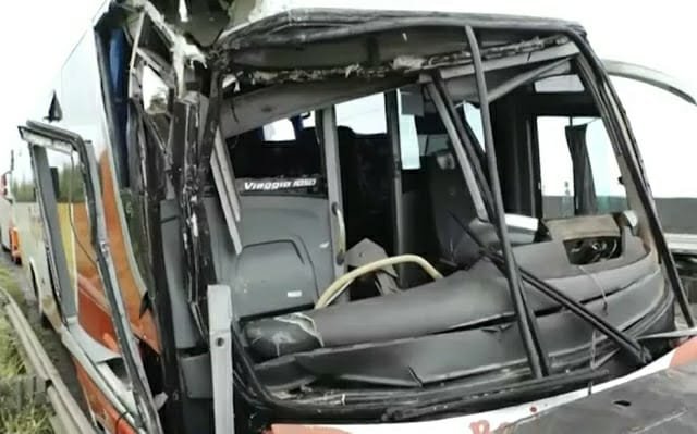  Simões Filho: Ônibus fica parcialmente destruído após engavetamento na BR-324