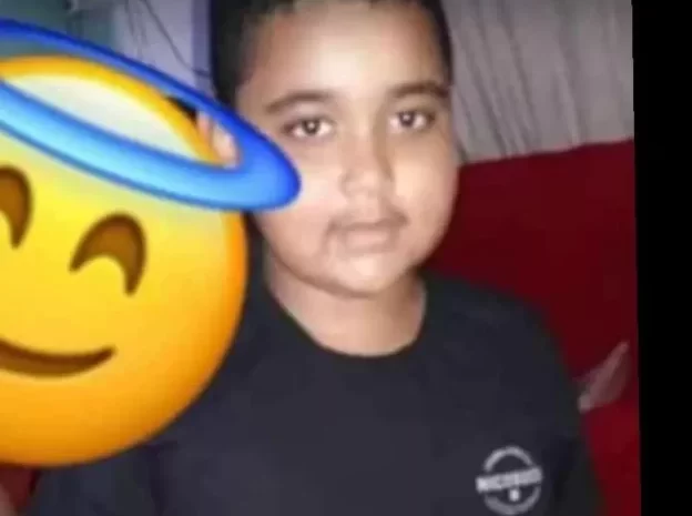  Menino de 10 anos morre após ser atingido por bala perdida enquanto jogava bola em Camaçari