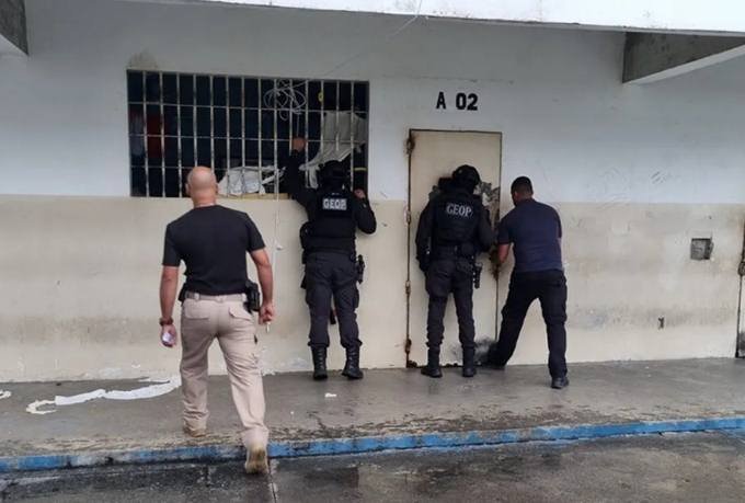  Cinco monitores de ressocialização prisional são presos por levarem celulares e drogas para presídio em Lauro de Freitas