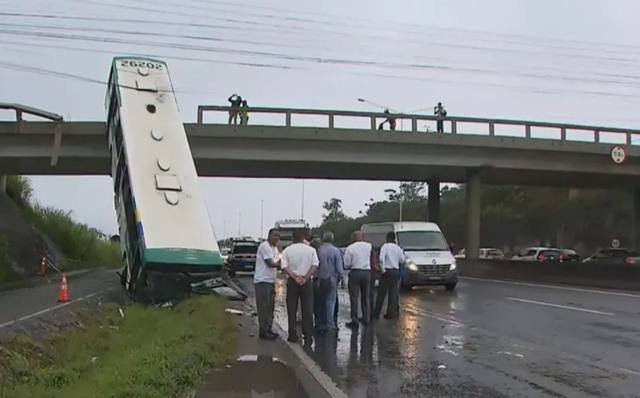  Ônibus despenca de viaduto na BR-324, em Salvador