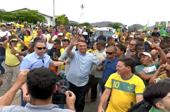  Bolsonaro faz campanha no interior da Bahia e pede a apoiadores que votem em ACM Neto