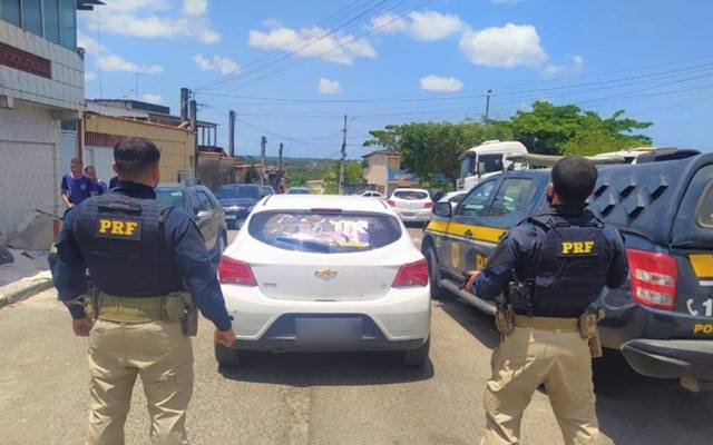 PRF prende dois homens e recupera veículo roubado em Simões Filho