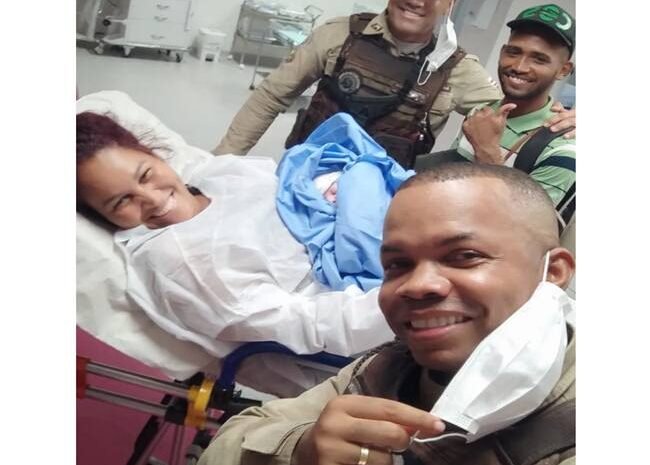 Grávida dá à luz no meio da rodovia BA-093 com ajuda de policiais militares; mãe e bebê foram levados para UPA de Camaçari