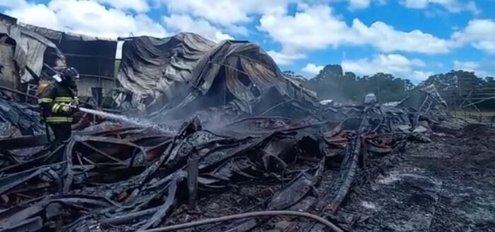  Após incêndio, fábrica de plásticos em Camaçari será demolida