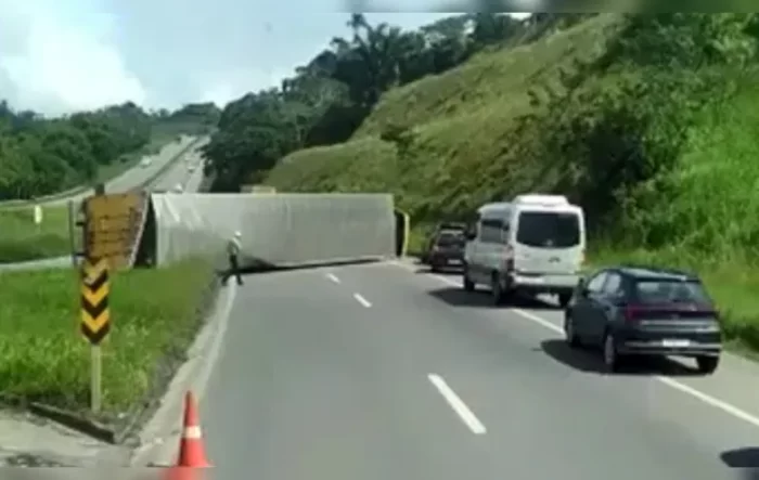  Caminhão dos Correios é retirado da Via Parafuso