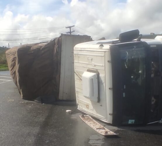 Carreta tomba na rotatória do Posto Trevo em Camaçari 1 IMG 20230626 120942